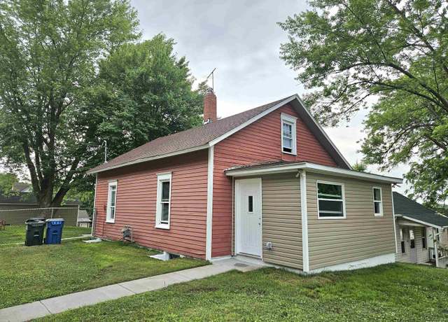 Property at 100 Pond St, Muscatine, IA 52761, 3 beds, 1 bath