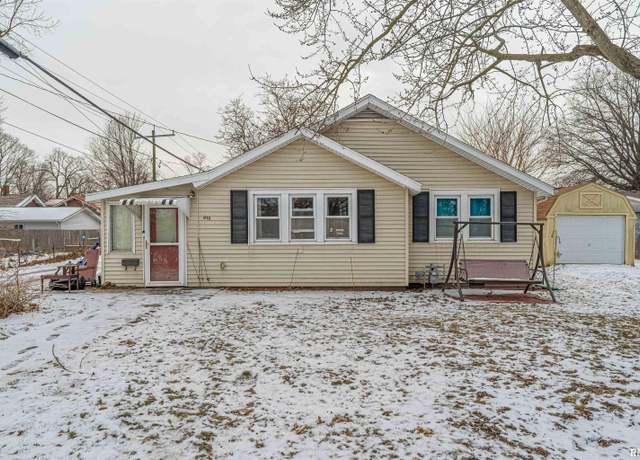 Property at 915 Peoria St, Lincoln, IL 62656, 2 beds, 1 bath