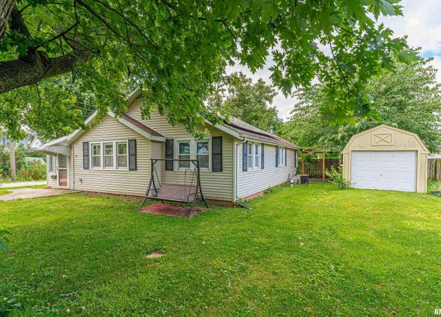 Property at 915 Peoria St, Lincoln, IL 62656, 2 beds, 1 bath