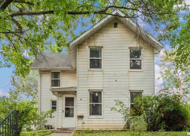 Property at 402 E Pleasant St, Davenport, IA 52803, 4 beds, 1 bath