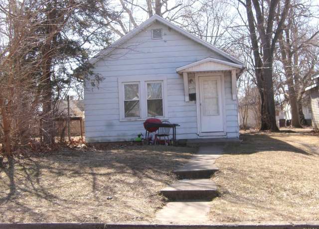 Property at 2328 W Antoinette St, Peoria, IL 61605, 2 beds, 1 bath