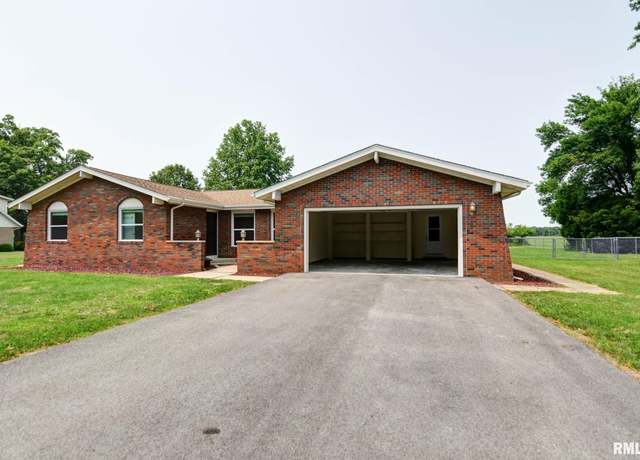 Property at 3519 E Lakeshore Dr, Taylorville, IL 62568, 3 beds, 2 baths