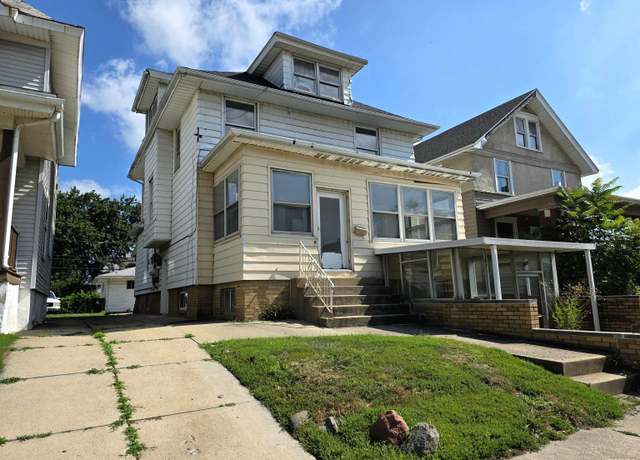 Property at 1403 W Main St, Peoria, IL 61606, 7 beds, 3 baths