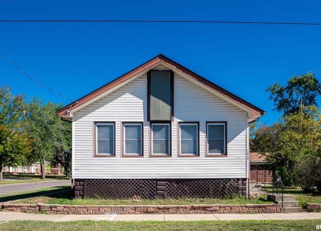 Property at 1615 W Antoinette St, Peoria, IL 61605, 3 beds, 1 bath