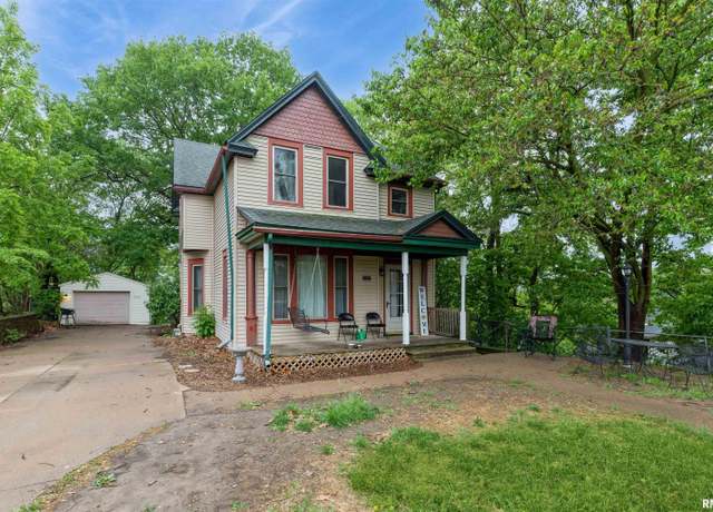 Property at 1131 W 10th St, Davenport, IA 52804, 4 beds, 2 baths