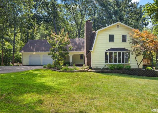 Property at 4 Oakcrest Dr, Pekin, IL 61550, 4 beds, 3.5 baths