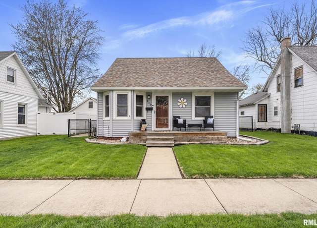 Property at 610 12th St, De Witt, IA 52742, 3 beds, 1 bath