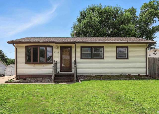 Property at 6706 Ridge Dr, Davenport, IA 52806, 2 beds, 1 bath