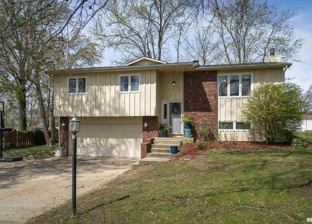 Property at 708 Woodland Ave, Herrin, IL 62948, 3 beds, 2.5 baths