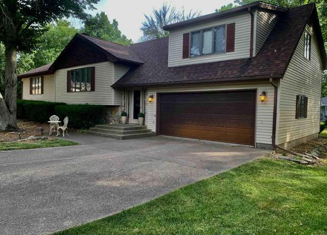 Property at 35 Briarwyck Dr, Jacksonville, IL 62650, 5 beds, 2.5 baths