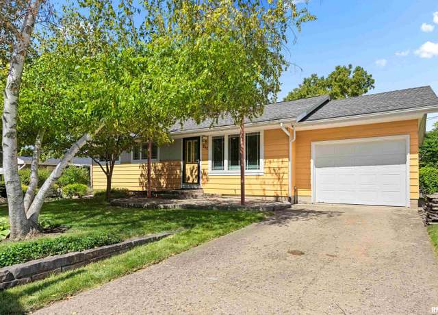 Property at 242 Briarcliff Dr, Washington, IL 61571, 4 beds, 1 bath