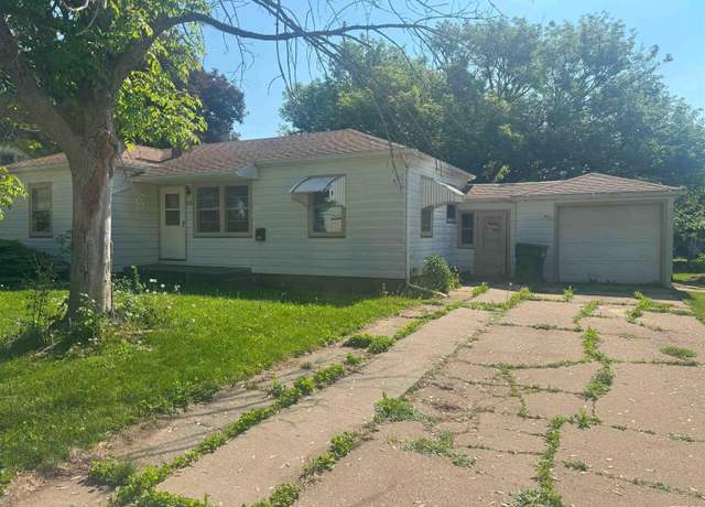Property at 1515 Lazy Ln, Clinton, IA 52732, 2 beds, 1.5 baths