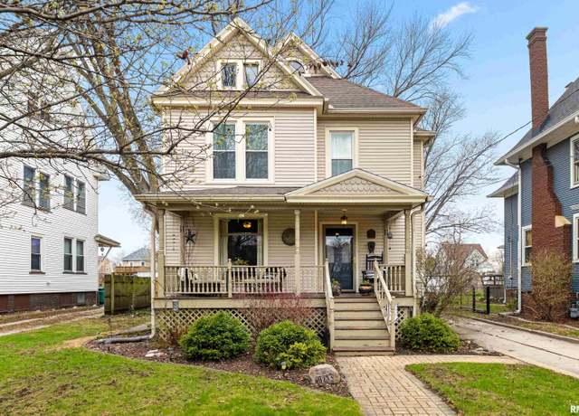 Property at 1122 N Broad St, Galesburg, IL 61401, 4 beds, 2 baths