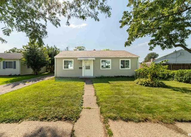 Property at 1003 40th St, Moline, IL 61265, 3 beds, 1 bath