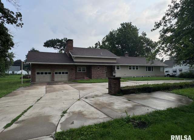 Property at 75 N Park Dr, Canton, IL 61520, 4 beds, 3 baths