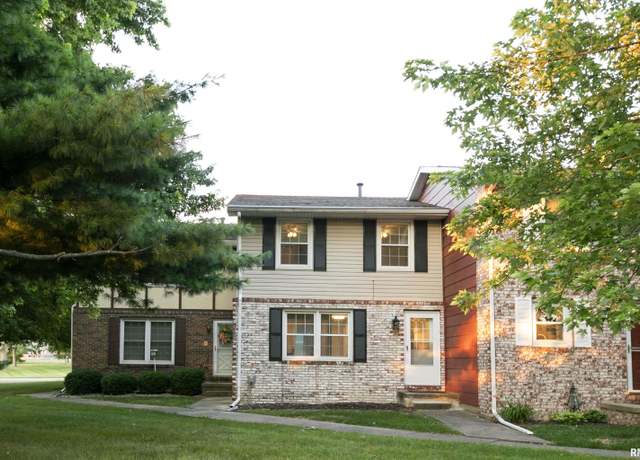 Property at 6713 N Fawndale Dr, Peoria, IL 61615, 3 beds, 2.5 baths