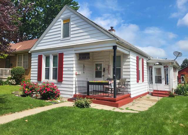 Property at 1603 Oak St, Quincy, IL 62301, 2 beds, 1 bath