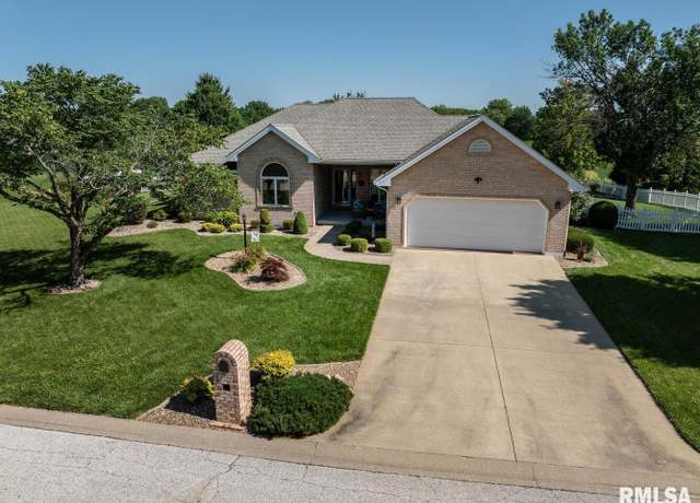 Property at 1521 Silverthorne Dr, Quincy, IL 62305, 3 beds, 2.5 baths