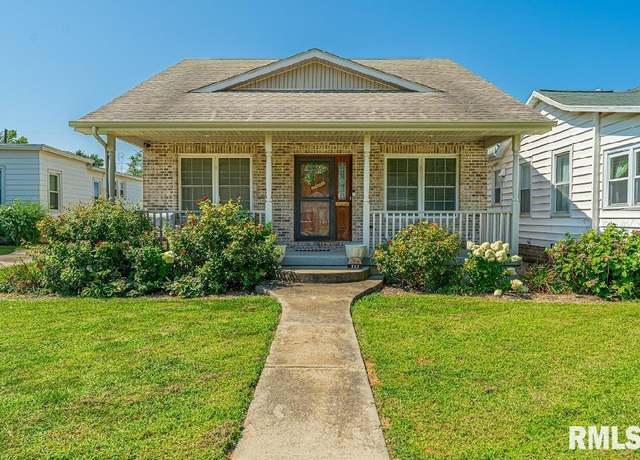 Property at 813 Pulaski St, Lincoln, IL 62656, 2 beds, 1 bath