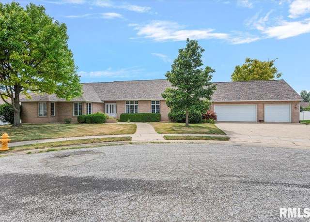Property at 9 Belaire Ct, Jacksonville, IL 62650, 4 beds, 2.5 baths