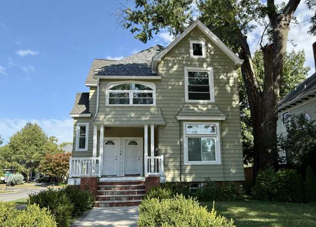 Property at 1637 W Moss Ave, Peoria, IL 61606, 3 beds, 2 baths