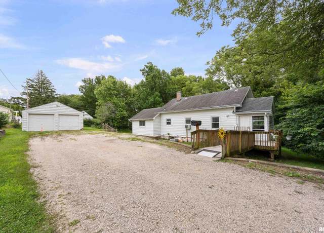 Property at 2546 32nd St, Moline, IL 61265, 3 beds, 1 bath