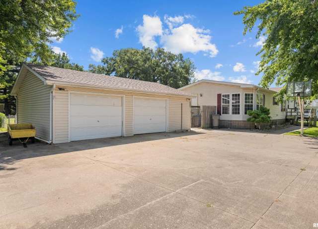 Property at 1702 15th St, Viola, IL 61486, 3 beds, 2 baths