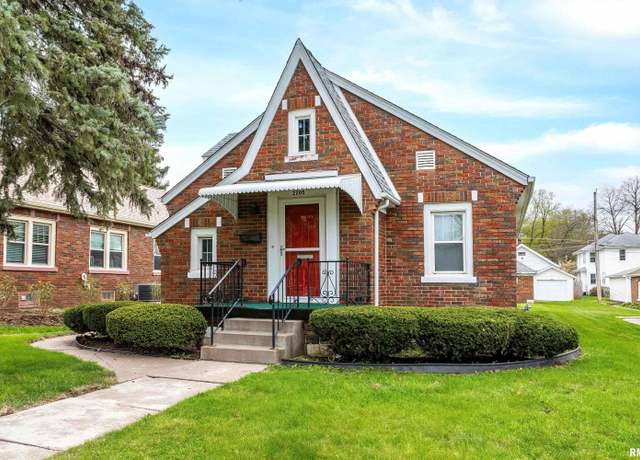 Property at 2205 E Lombard St, Davenport, IA 52803, 2 beds, 1 bath