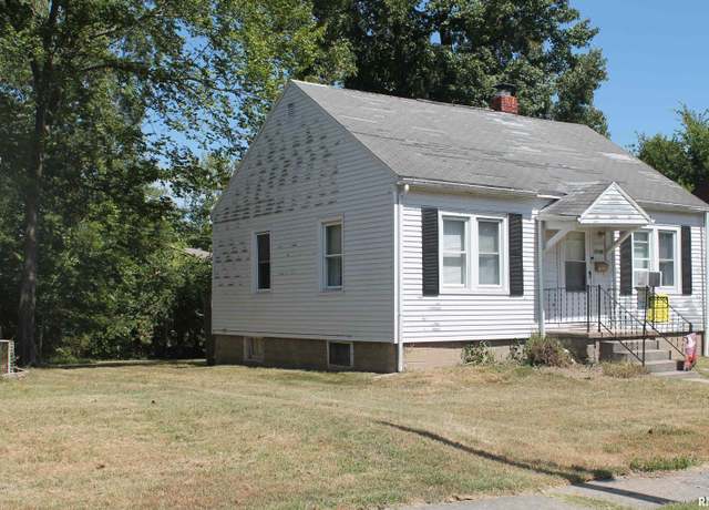 Property at 1110 W Walkup St, Carbondale, IL 62901, 2 beds, 2 baths