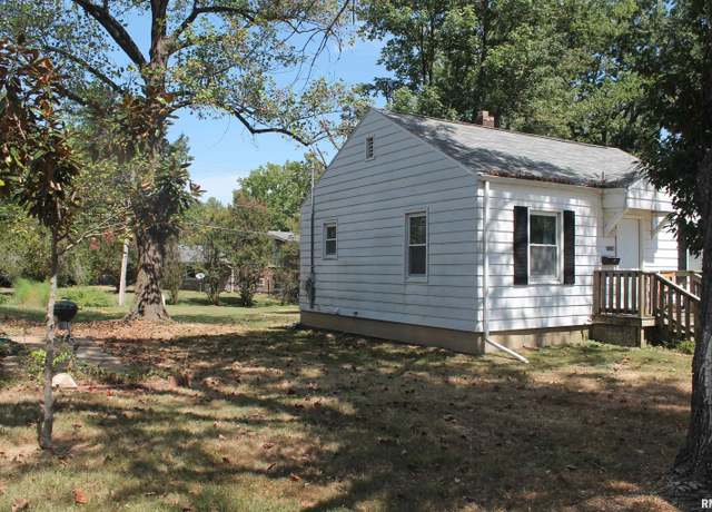 Property at 1114 W Walkup St, Carbondale, IL 62901, 2 beds, 1 bath