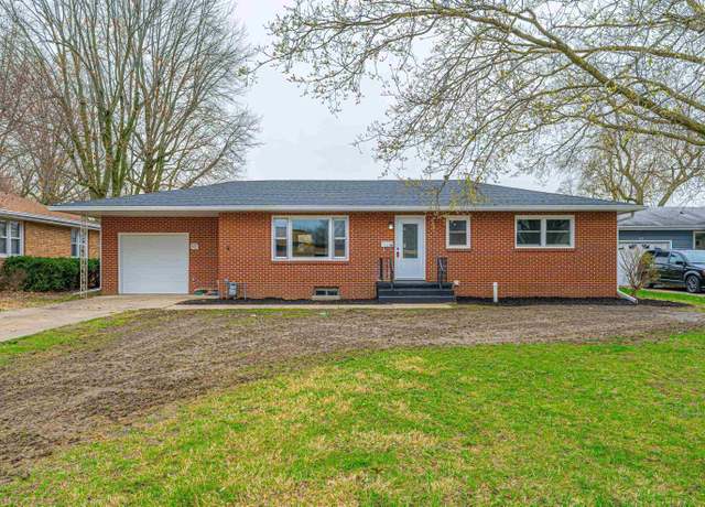 Property at 537 11th St, Lincoln, IL 62656, 4 beds, 2 baths