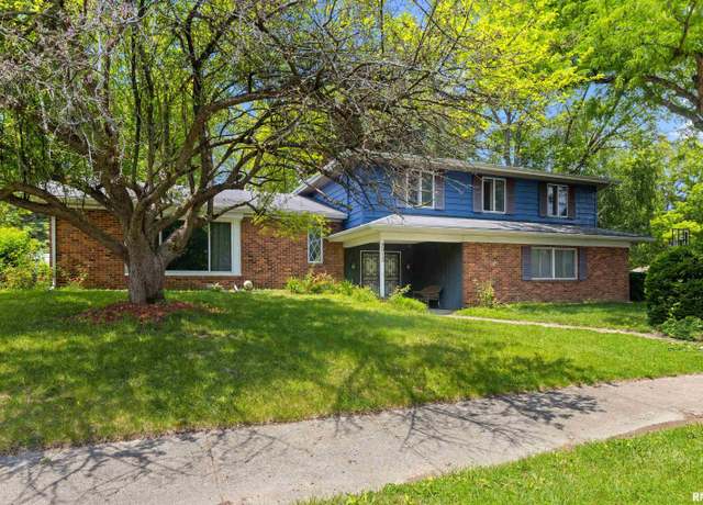 Property at 3913 N Molleck Dr, Peoria, IL 61614, 4 beds, 3.5 baths