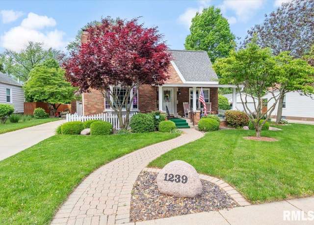 Property at 1239 Monument Ave, Springfield, IL 62702, 3 beds, 2 baths