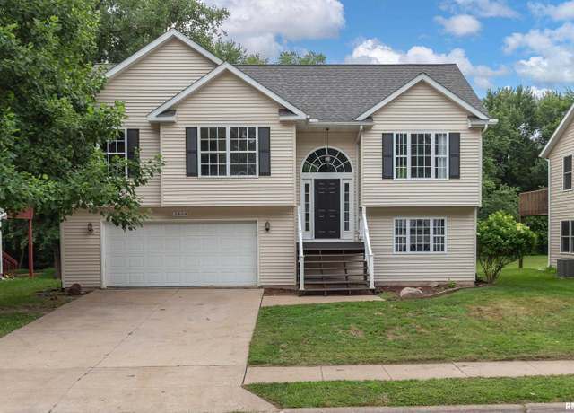 Property at 5804 Hillandale Rd, Davenport, IA 52806, 4 beds, 3 baths