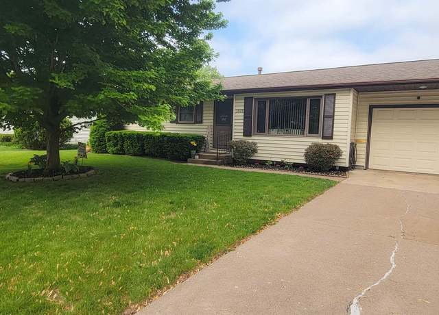 Property at 3820 N Lincoln Ave, Davenport, IA 52806, 3 beds, 2 baths