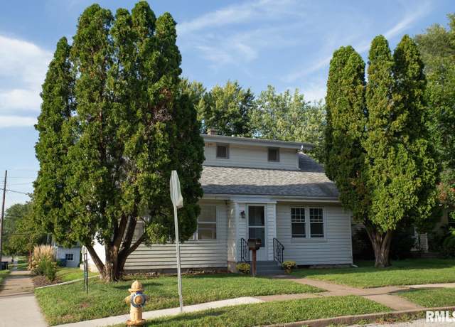 Property at 2704 E High St, Davenport, IA 52803, 3 beds, 1.5 baths