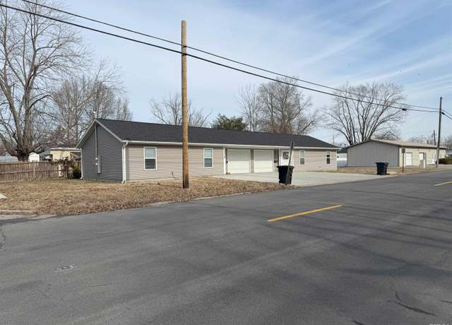 Property at 1204 W Hendrickson St, Marion, IL 62959, 4 beds, 2.5 baths