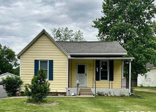 Property at 940 N Prairie St, Jacksonville, IL 62650, 2 beds, 1 bath