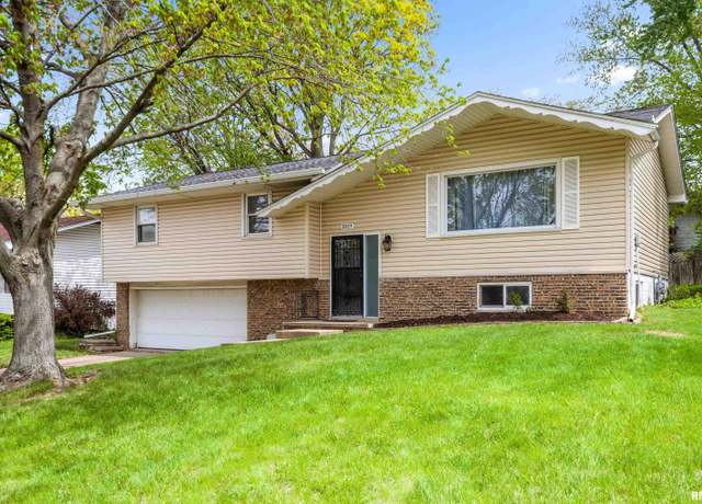 Property at 2819 W Fountaindale Dr, Peoria, IL 61614, 5 beds, 3 baths