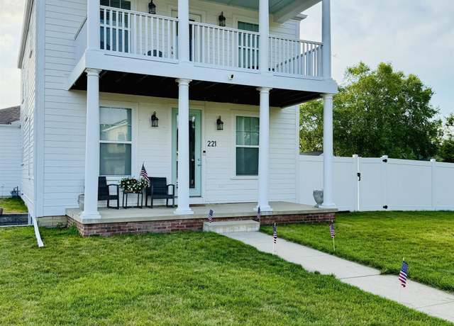 Property at 221 Stillwater Dr, Chillicothe, IL 61523, 3 beds, 3.5 baths
