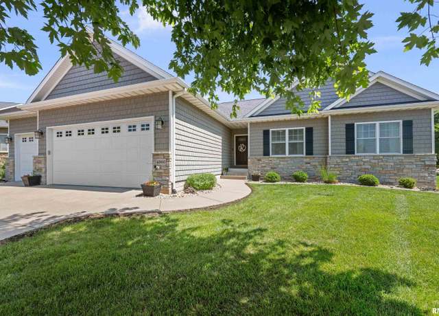 Property at 4860 59th Ave, Bettendorf, IA 52722, 5 beds, 3.5 baths