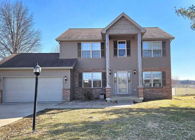 Property at 122 E Cypress Rd, Canton, IL 61520, 5 beds, 2.5 baths