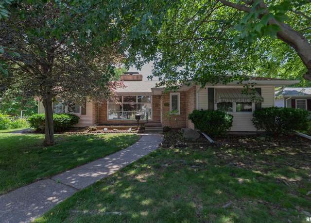 Property at 1635 Eastmere Dr, Davenport, IA 52803, 2 beds, 2.5 baths