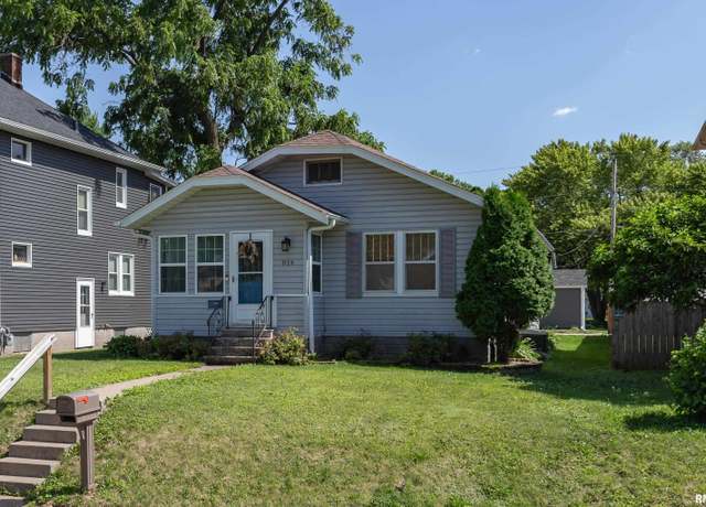 Property at 824 20th Ave, Moline, IL 61265, 3 beds, 2 baths