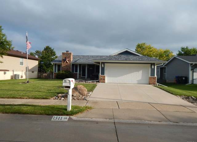Property at 1511 W 48th St, Davenport, IA 52806, 3 beds, 3 baths