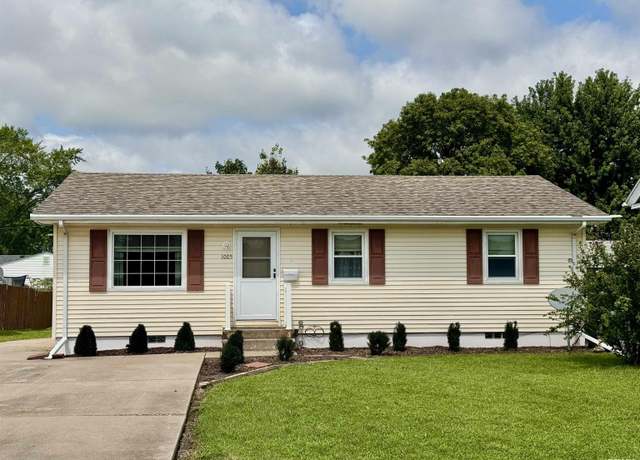 Property at 1005 SW 6th St, Aledo, IL 61231, 3 beds, 2 baths