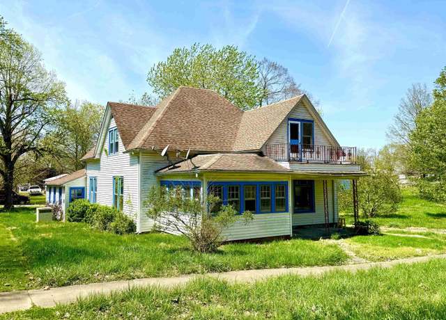 Property at 401 S 7th St, Herrin, IL 62948, 5 beds, 3 baths