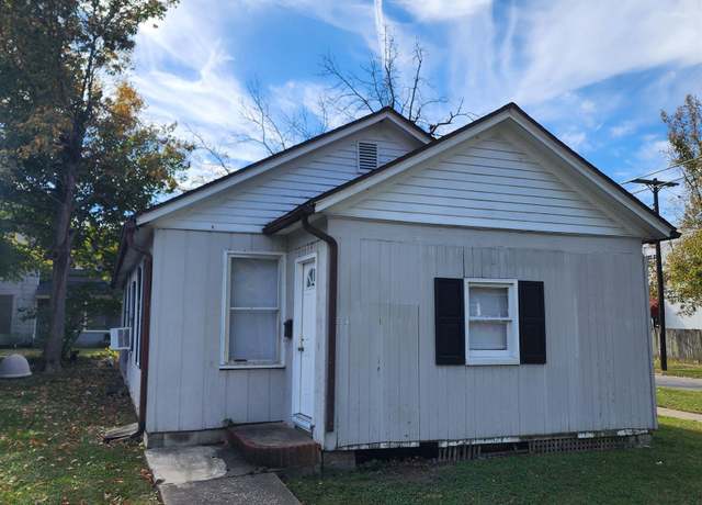 Property at 613 W Cherry St, Carbondale, IL 62901, 4 beds, 1 bath