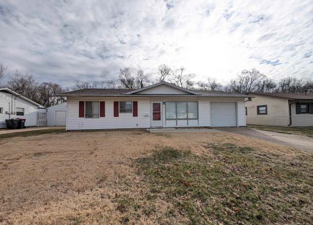 Property at 1704 Lamar Dr, Pekin, IL 61554, 3 beds, 1 bath