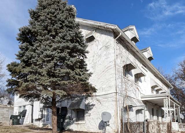 Property at 832 W 8th St, Davenport, IA 52803, 1 bed, 2 baths